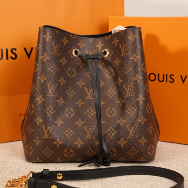 M44020 NÉONOÉ Medium handbag